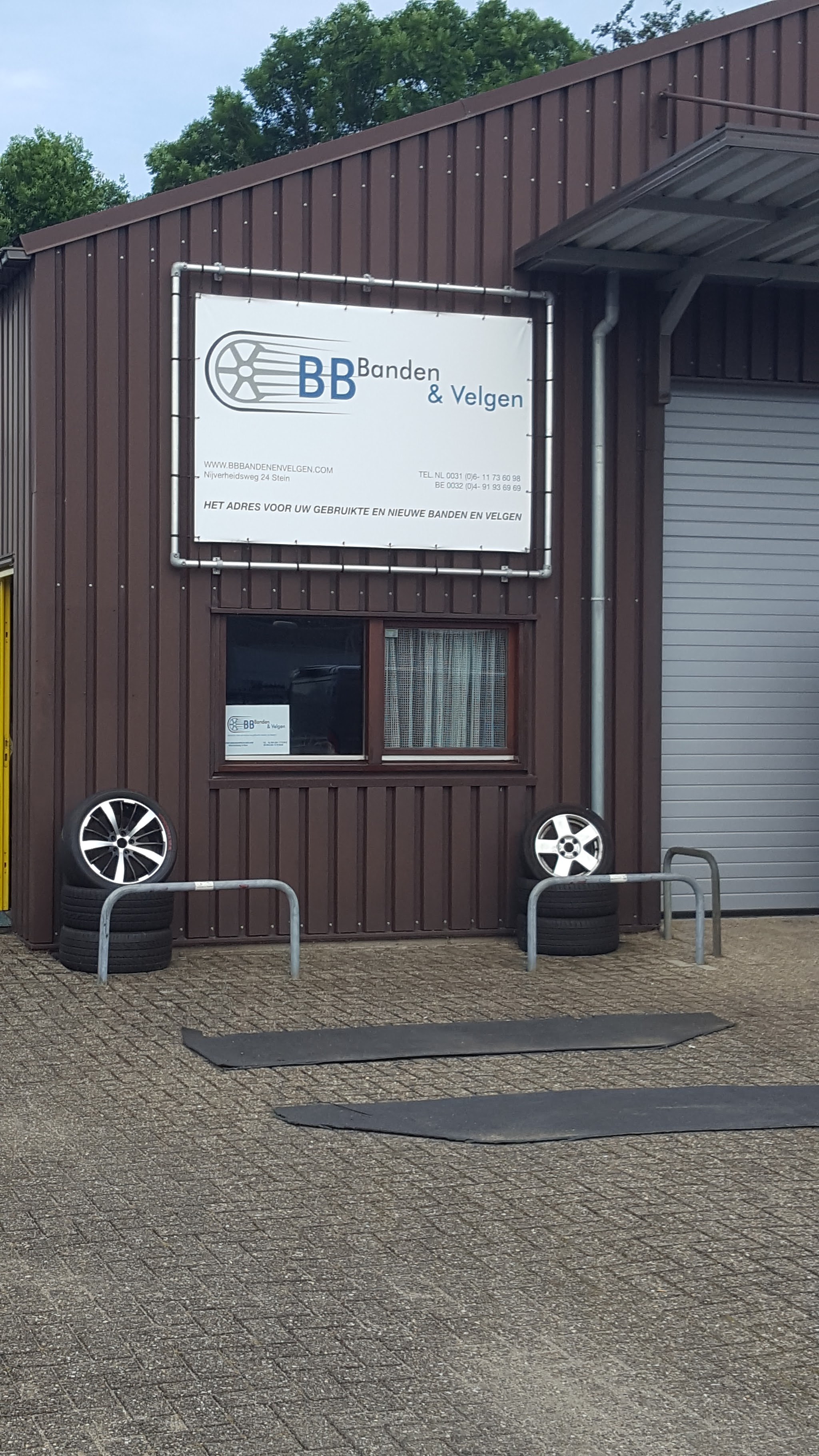 De zaak van buiten, met het bord van BB Banden en Velgen boven de deur