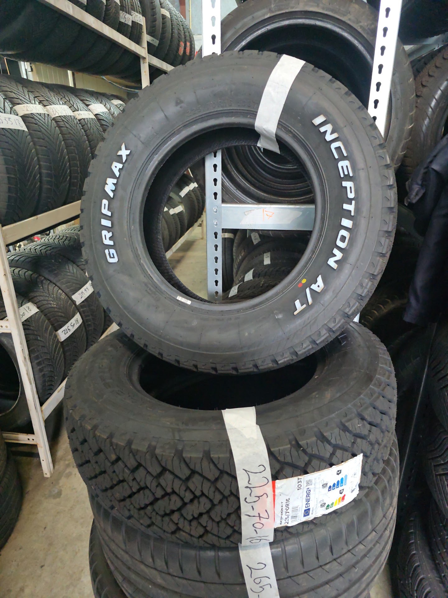 Een nieuwe Gripmax Inception all terrain band in het rek