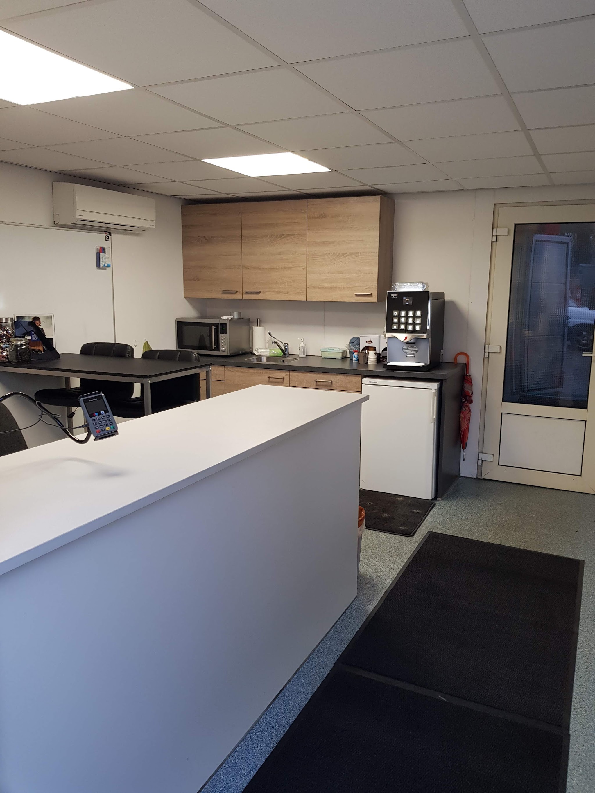 De balie met pinautomaat en koffiemachine