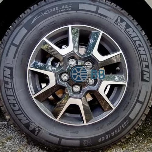Close-up van een gemonteerde Michelin band op een gepolijste lichtmetalen velg